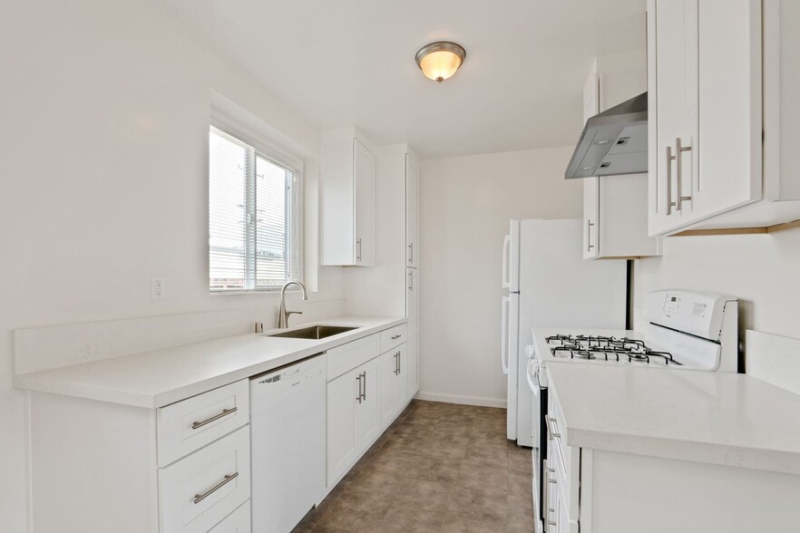 Building Photo - 2024-2026 Ocean Park Blvd