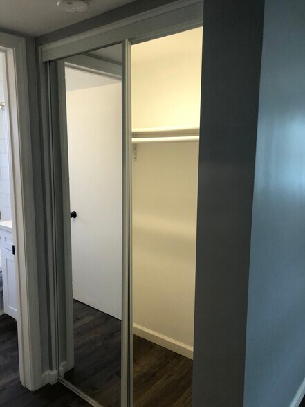 Building Photo - 6509 W 86th Plz