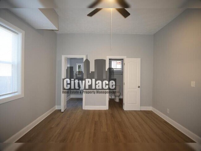 Building Photo - 2224 N Kenwood Ave