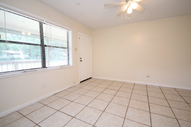 Building Photo - 2BR/1BA Pet-Friendly Duplex in SW Pensacol...