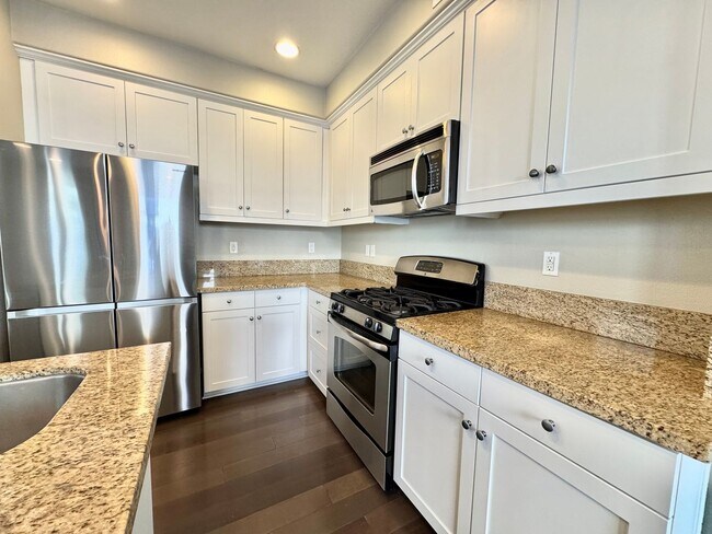 Building Photo - Newer Built Townhome with Solar in Gated Community! Pet-Friendly!