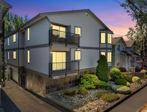 Building Photo - Top Floor 2-Bed Condo with Garage Parking