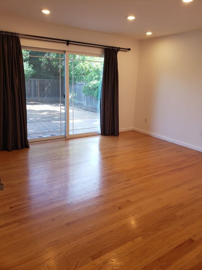 Building Photo - Beautiful Remodeled 3x2 Home in Sunland Pa...