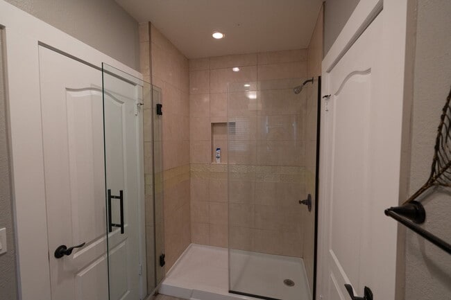 Building Photo - 6407 Dix St