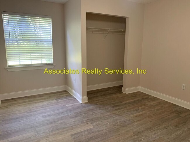 Building Photo - 3 bedroom home in Windsor Park!  Move in early August!