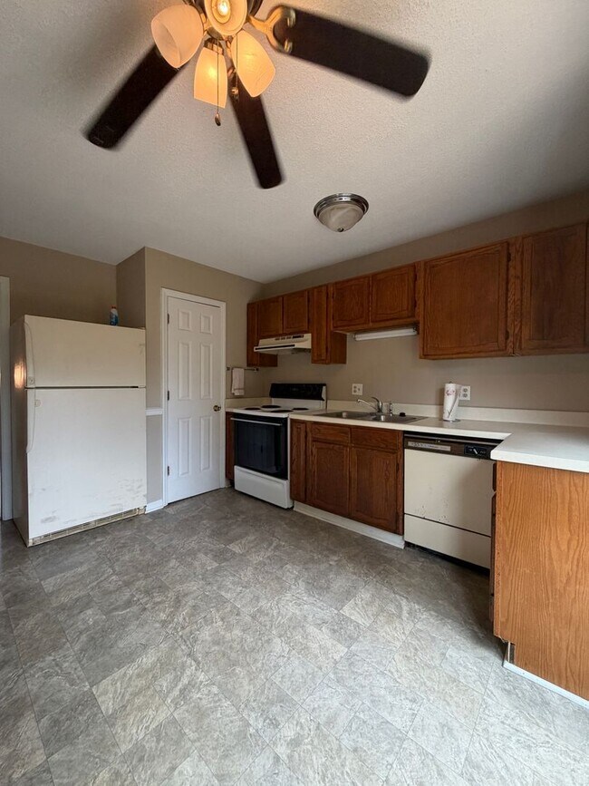 Building Photo - 220 Adams Ln
