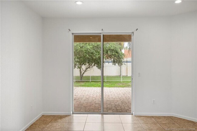 Building Photo - 2736 SW Butterfly Ln