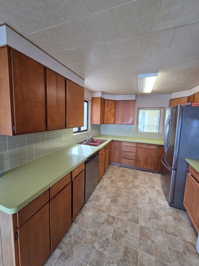 Building Photo - 1545 Colchester Dr E