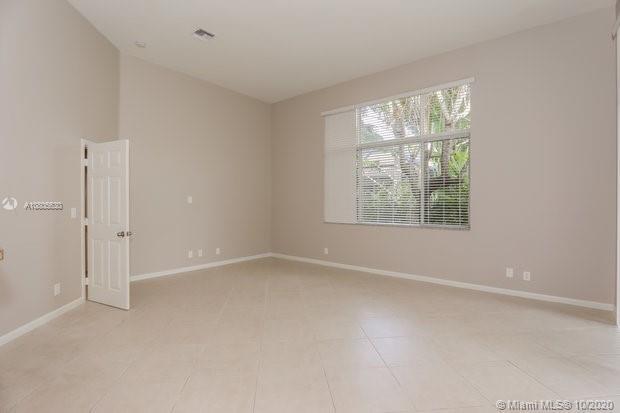 Building Photo - 2560 Jardin Manor