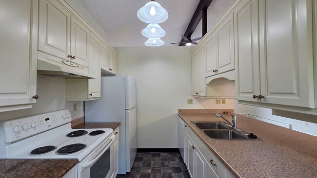 Building Photo - 411 Westview Dr