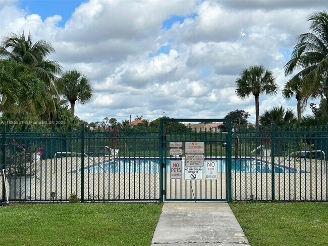 Building Photo - 1808 Meadows Cir W