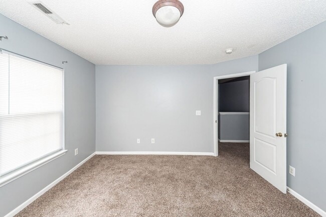 Building Photo - 3 Bedroom, 2.5 Bathroom Townhome in Lakes of Summerville - Summerville