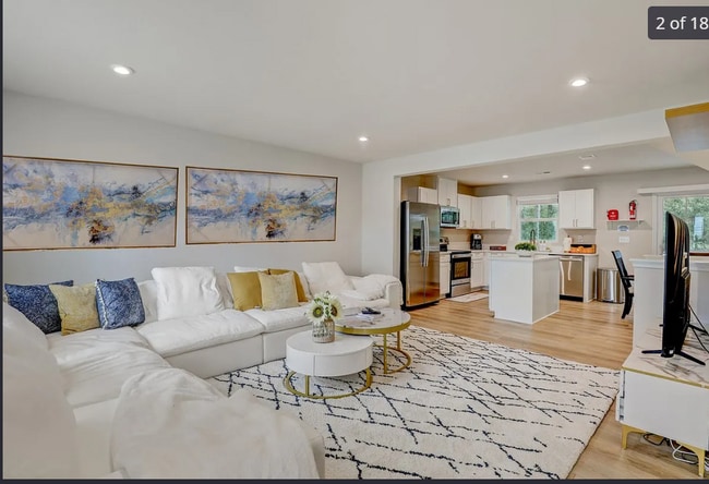 Building Photo - 1001 Cyprus Ct