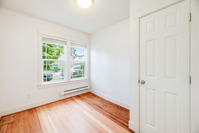 Building Photo - Amazing 3bed/1bath Fourplex with Private B...