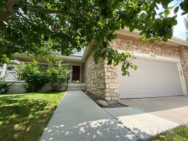 Building Photo - Great Highlands Ranch Home on the Golf Course!