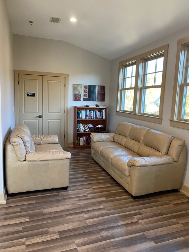 Building Photo - Downtown - Modern Condo minutes from the c...