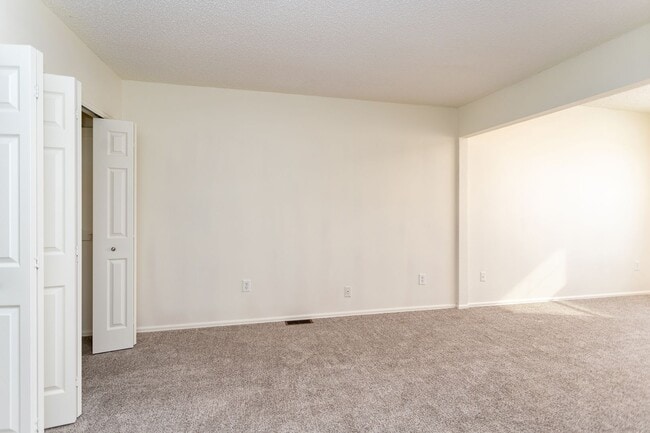 Building Photo - Beautifully Maintained Townhome with Fantastic Amenities