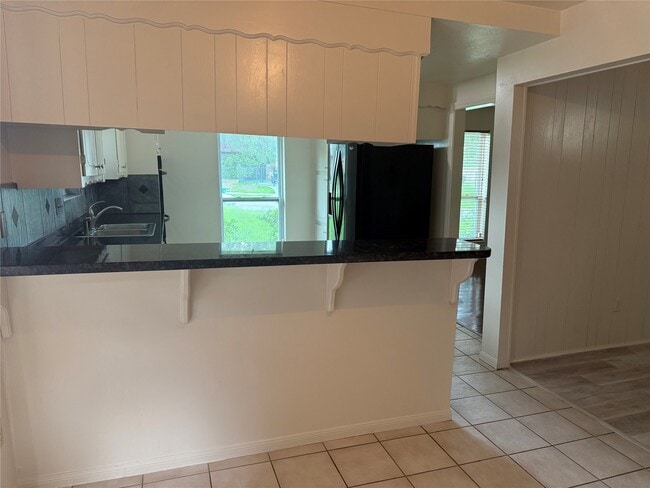 Building Photo - 3232 Parkwood Dr