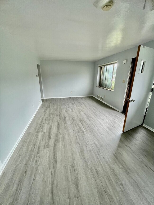 Building Photo - Bethel Park - 3 Bedroom Home - South Park Road - Pet Friendly!