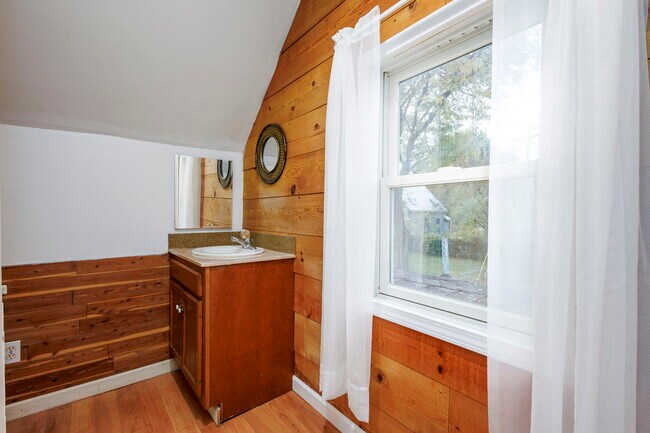 Building Photo - 9156 Elizabeth St