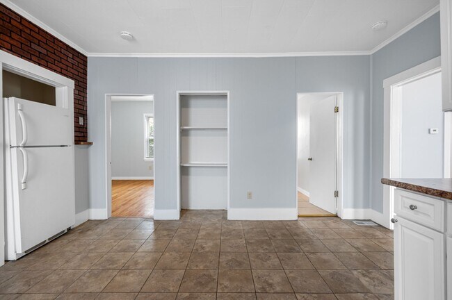 Building Photo - Close Proximity to Clark University!