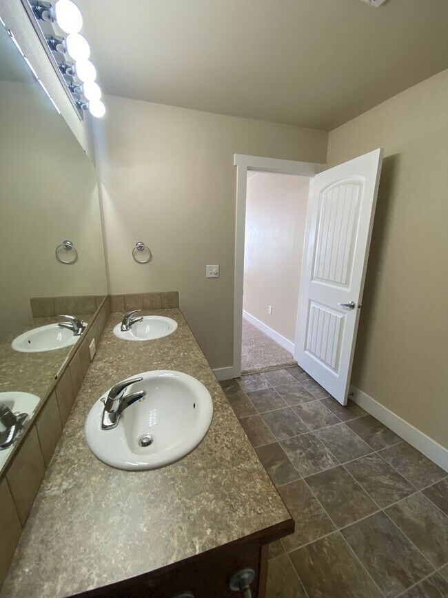 Building Photo - 9993 W Rosecroft Ct