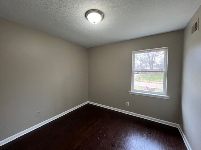 Building Photo - Renovated 4 Bedroom 1 Bath Home for Rent!