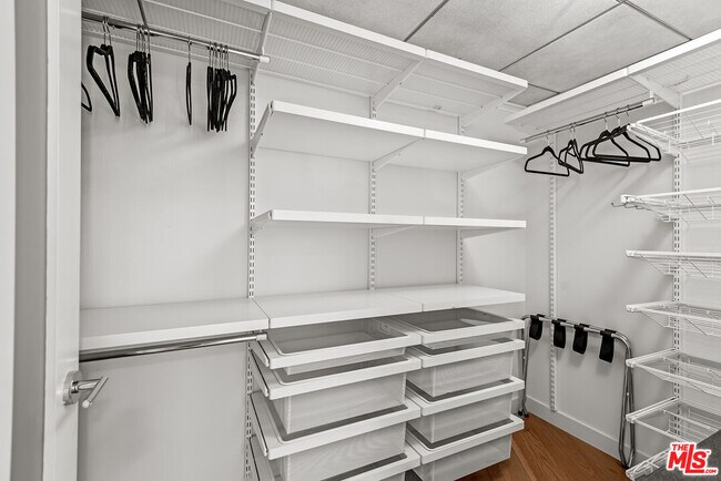 Building Photo - 13700 Marina Pointe Dr