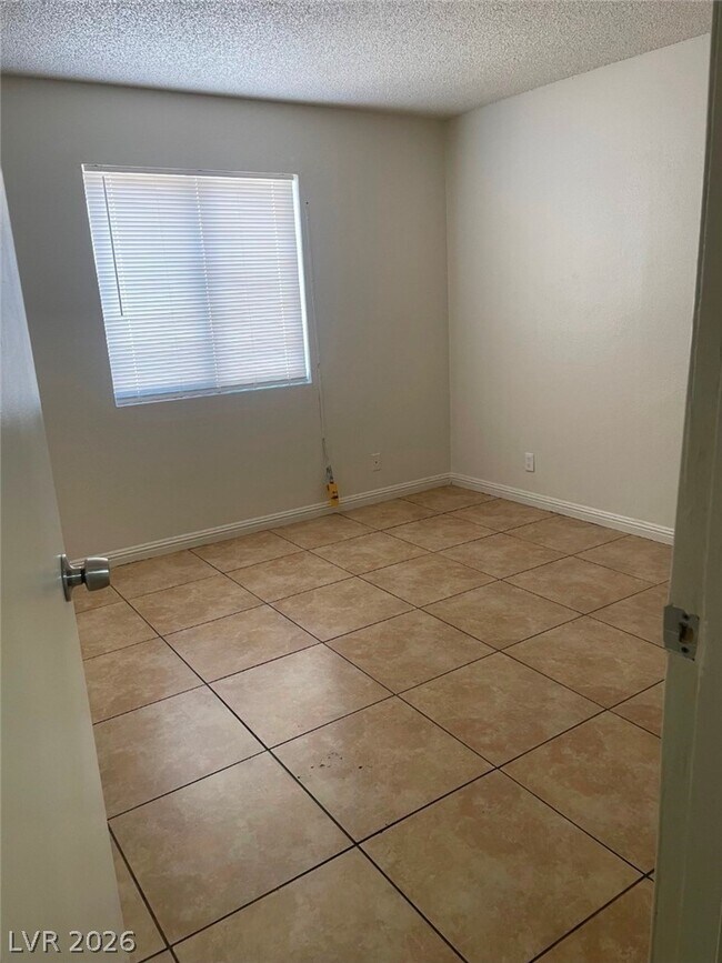 Building Photo - 4570 Carriage Park Dr