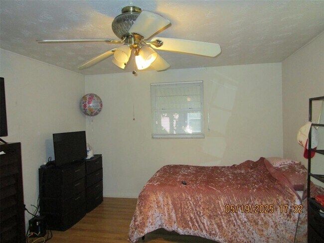 Building Photo - 3911 Redwood Dr