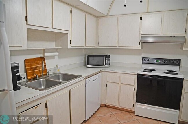 Building Photo - 525 N Ocean Blvd