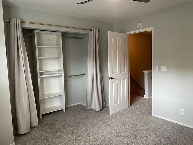 Building Photo - Two Bedroom 1.5 Bath Townhome unit in Standford Park HOA