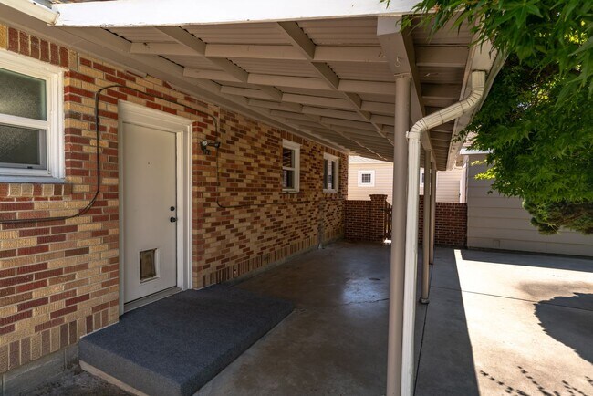 Building Photo - 4 Bedroom 2 Bath