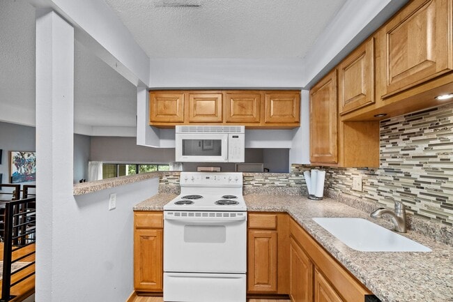 Building Photo - 2bed 2 bath contemporary condo overlooking the Waveland Golf Course
