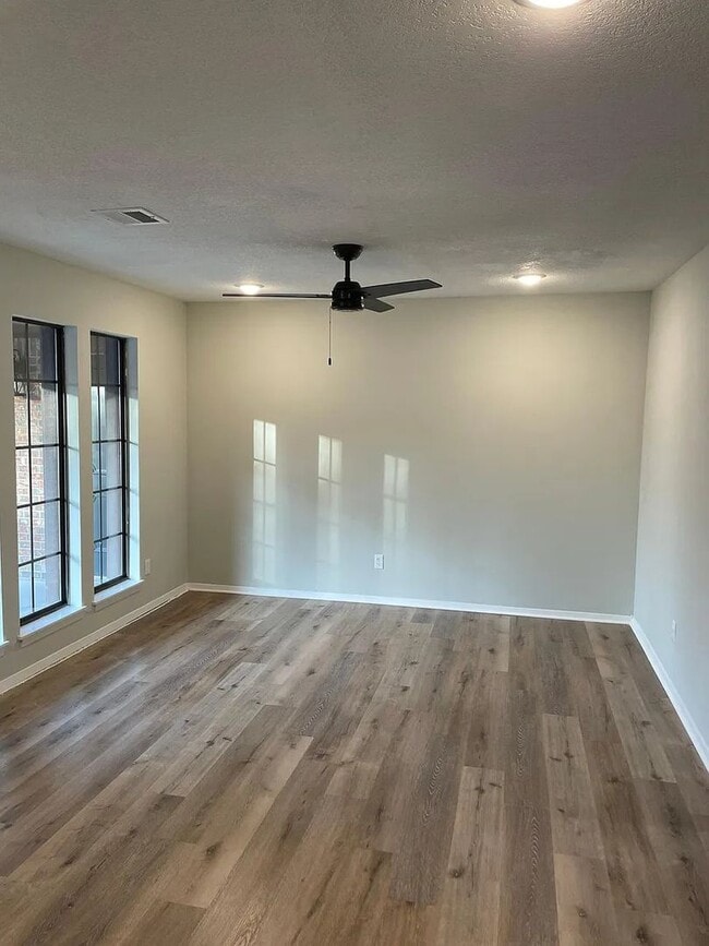 Building Photo - Perfect 2 Bedroom, 1 Bathroom!