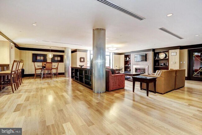 Building Photo - 4500 S Four Mile Run Dr