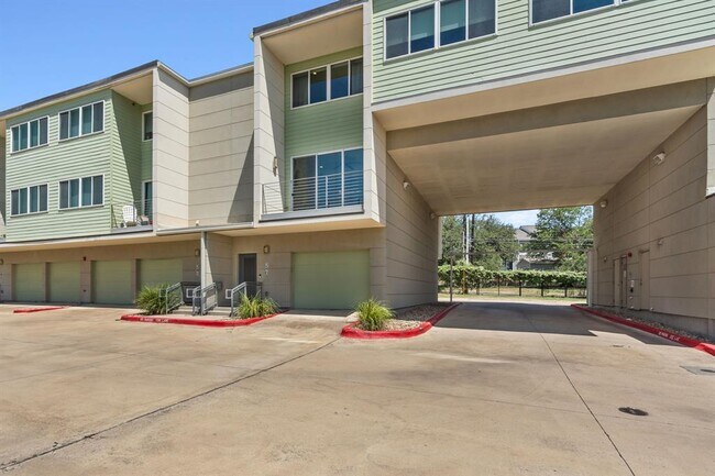 Building Photo - 604 N Bluff Dr