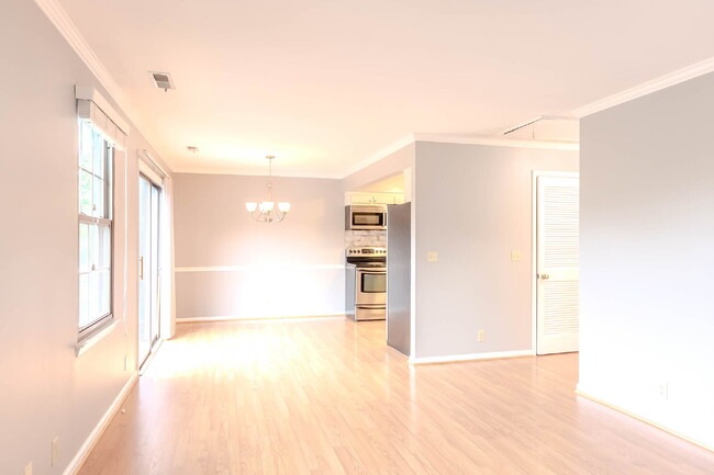 Building Photo - Fantastic Brentwood Location! Community po...
