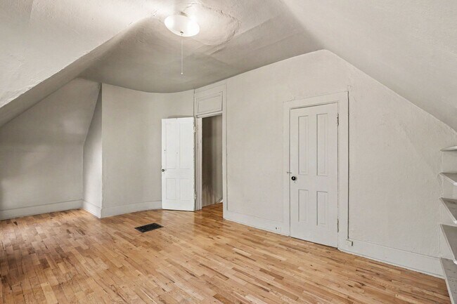 Building Photo - Comfort & Convenience in the Heart of Denver – 3BR/2BA