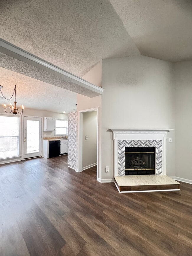 Building Photo - 2BR 2BA One Level Townhome with Garage