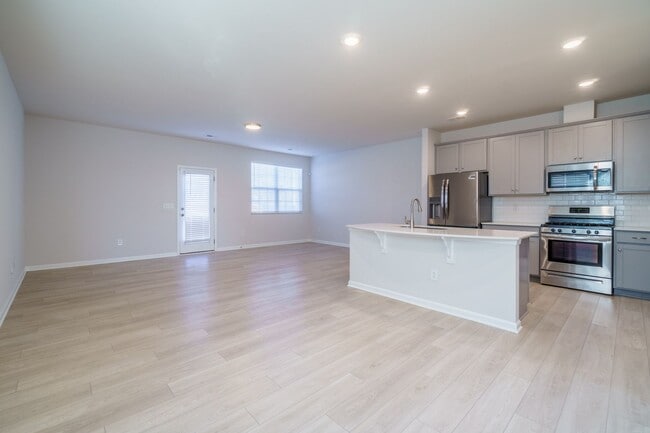 Building Photo - Almost New End Unit Townhome in desirable Chateau community