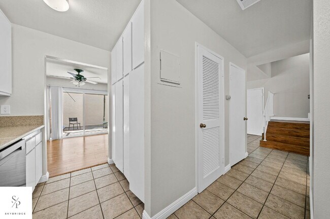 Building Photo - Charming 2-Bed Townhouse with Fireplace in Prime CA Location!