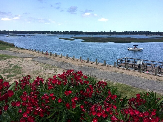 Building Photo - 2167 Bayside St SW