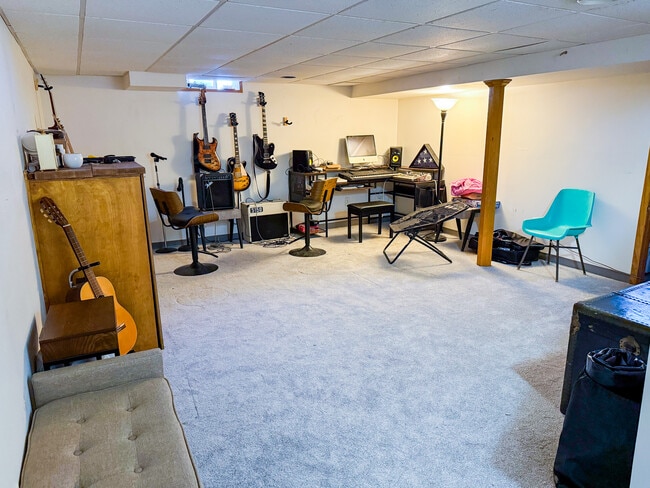 Building Photo - 4932 Sutton Ln