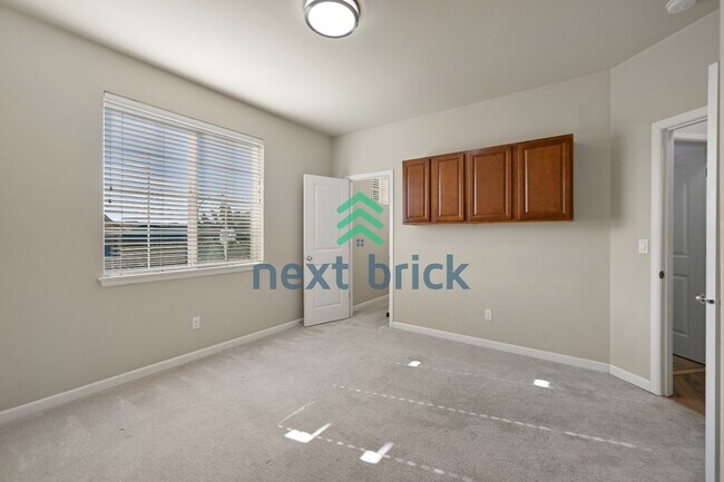 Building Photo - "Spacious 4-Bed Townhouse Retreat: 3.5 Baths & 2400 sq ft of Comfort in Auburn, WA!"