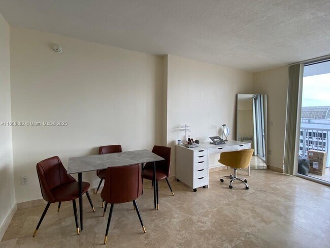 Building Photo - 1750 N Bayshore Dr