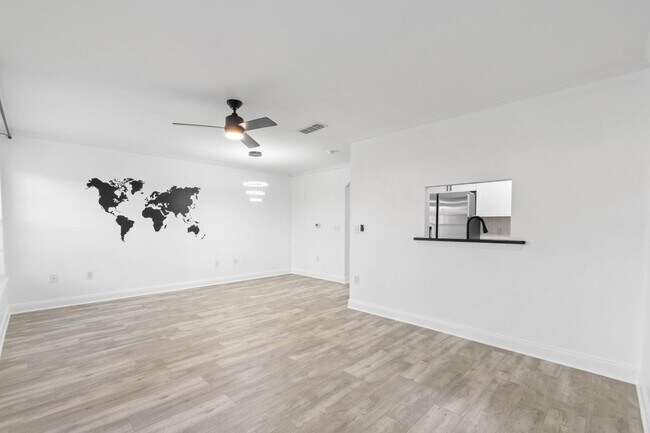 Building Photo - 707 Majestic Dr