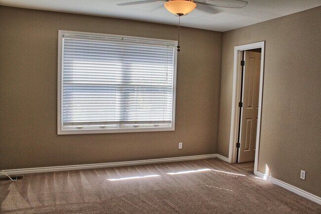 Building Photo - 4 bed 2.5 bath home in the Meadows