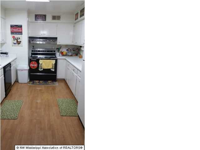 Building Photo - SOUTHAVEN SCHOOLS, 4 BEDROOMS!