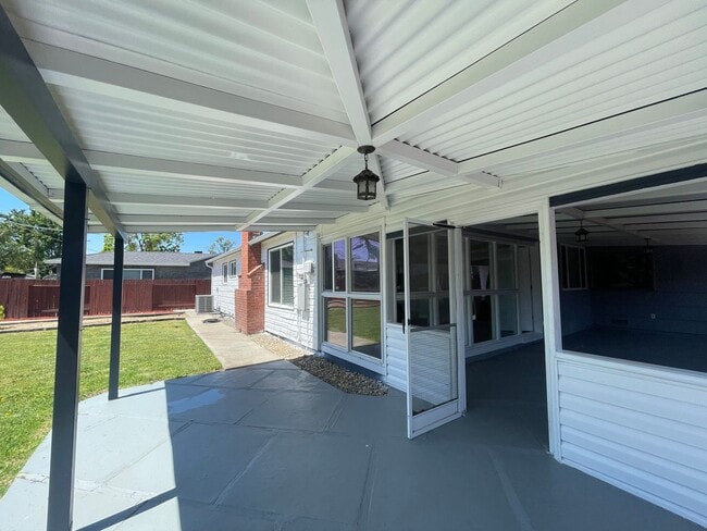 Building Photo - Beautiful Three Bedroom Two Bathroom Home